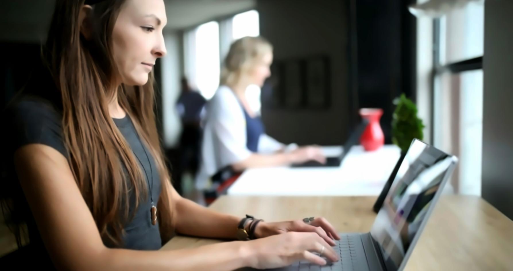 Espace de travail moderne avec outils d'automatisation financière